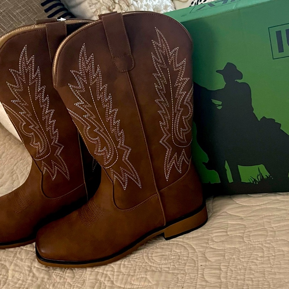 IUV women’s cowboy books. Never worn. Size 8.5.